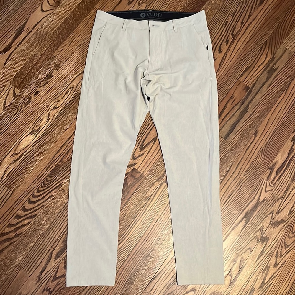 Men’s Vuori Aim Pant - Khaki - 33x32 (Like New)